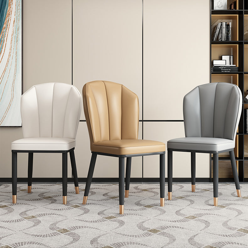 Chaise de salle à manger moderne en cuir artificiel de luxe en acier au carbone avec dossier en éponge carrée 