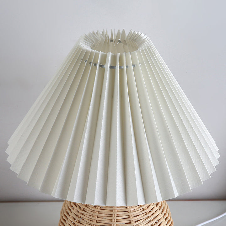 Zeitgenössische nordische Tischlampe aus Rattangewebe mit plissierter konischer Kugel, LED, für Schlafzimmer 