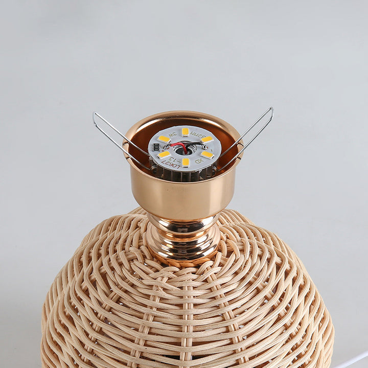 Zeitgenössische nordische Tischlampe aus Rattangewebe mit plissierter konischer Kugel, LED, für Schlafzimmer 