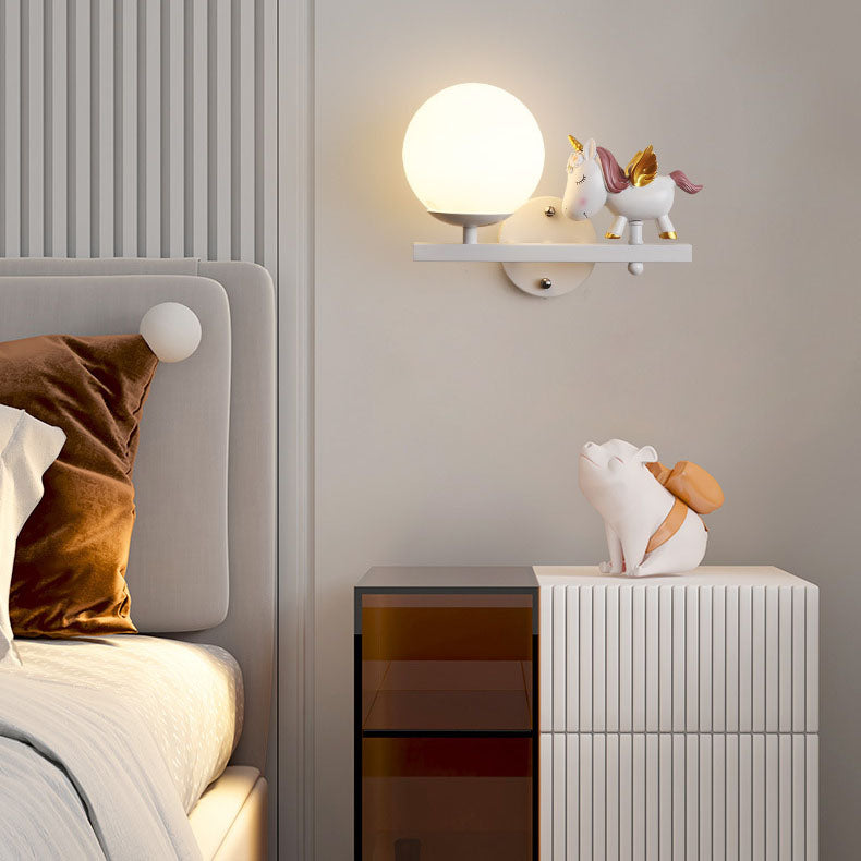 Zeitgenössische kreative Kinder Mädchen Einhorn Kugel Harz Eisen Glas 1-Licht Wandleuchte für Schlafzimmer 