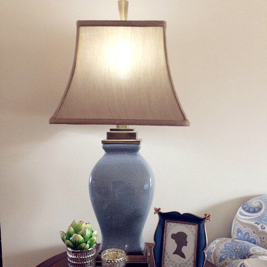 Traditionelle Vintage-Tischlampe aus einfarbigem, vasenartigem Keramikgewebe mit 1 Licht für Schlafzimmer 