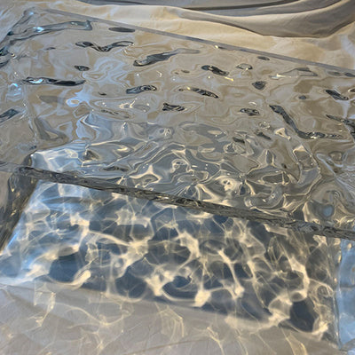 Zeitgenössischer nordischer quadratischer rechteckiger Ripple C-förmiger Beistelltisch eingebettet für das Wohnzimmer 