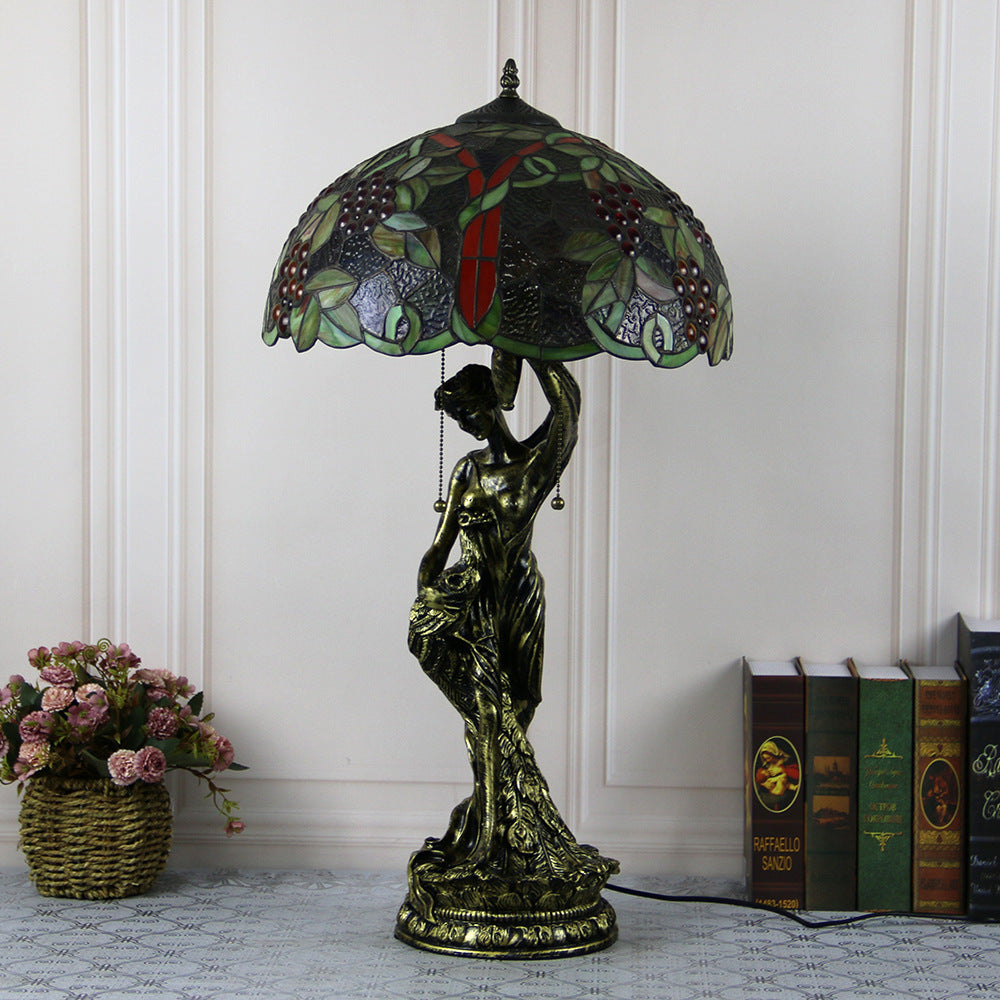 Lampe de table à 2 lumières avec base de femme jolie en forme de vache en diamant de raisin en dôme de verre en résine Tiffany traditionnel pour chevet 
