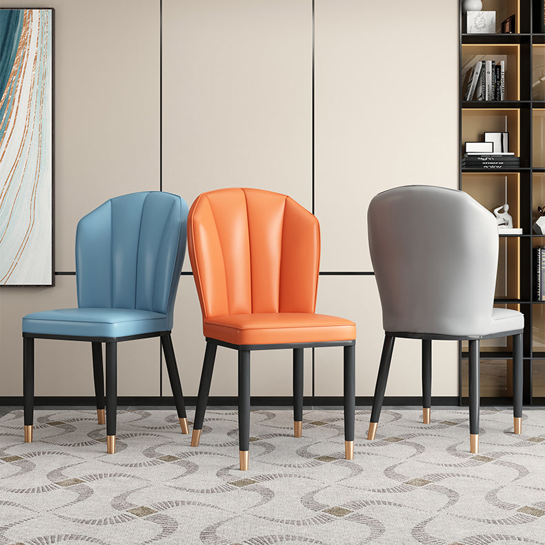Chaise de salle à manger moderne en cuir artificiel de luxe en acier au carbone avec dossier en éponge carrée 
