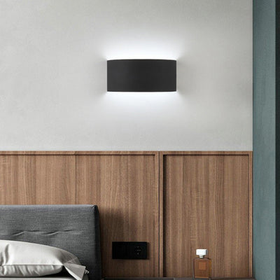Moderne minimalistische halbrunde LED-Wandleuchte aus Eisen für Wohnzimmer 