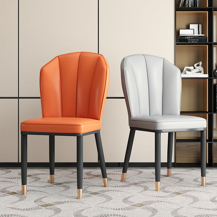 Chaise de salle à manger moderne en cuir artificiel de luxe en acier au carbone avec dossier en éponge carrée 