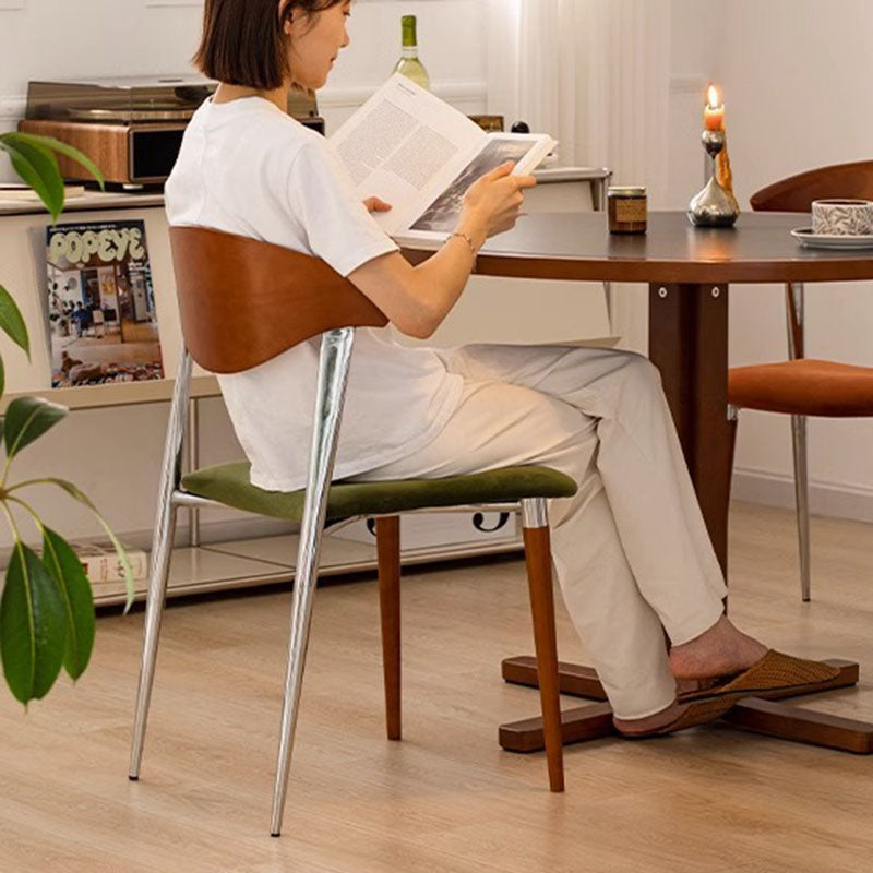 Chaise de salle à manger contemporaine rétro en bois de hêtre, fer, velours, éponge carrée avec dossier incurvé pour salle à manger 