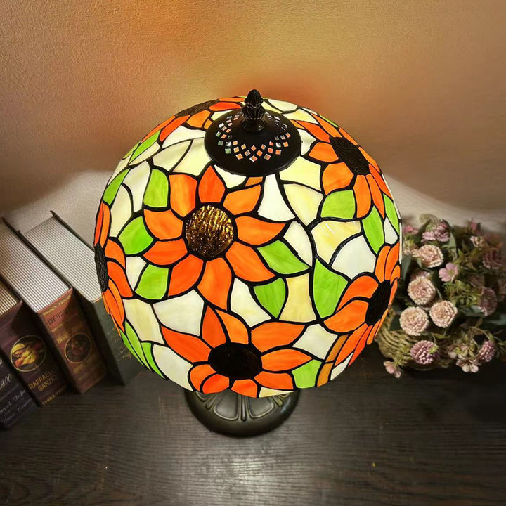 Lampe de table à 1 lumière avec dôme en verre métallique Tiffany traditionnel, motif raisin, fleur, libellule et papillon pour chevet 