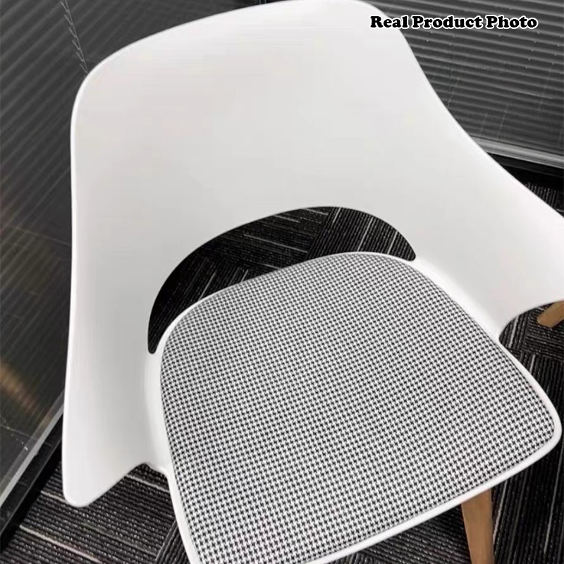 Zeitgenössischer nordischer quadratisch-trapezförmiger Stuhl aus PP-Kunststoff, Edelstahl und Lindenholz mit Rückenlehne für das Wohnzimmer 