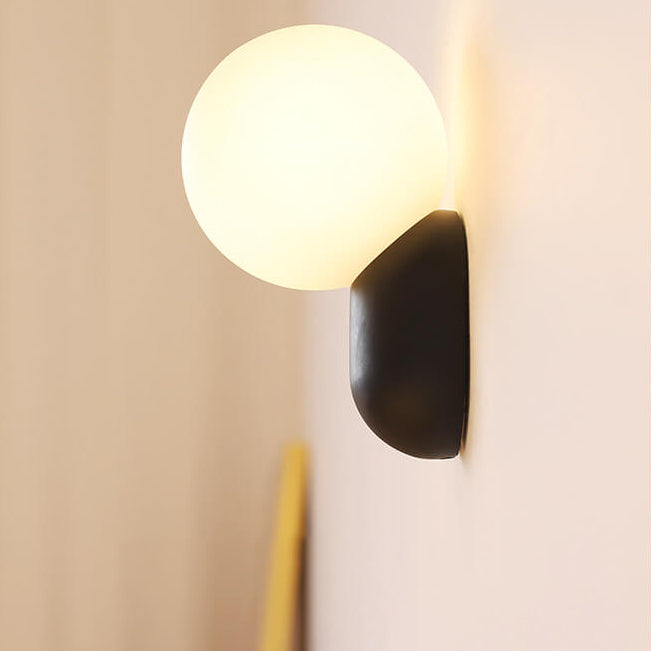 Macaron-Creme-Stil Harz-Glaskugel 1-Licht Wandleuchte 