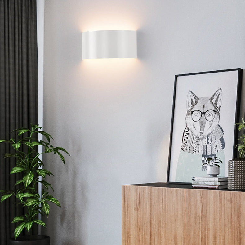 Moderne minimalistische halbrunde LED-Wandleuchte aus Eisen für Wohnzimmer 