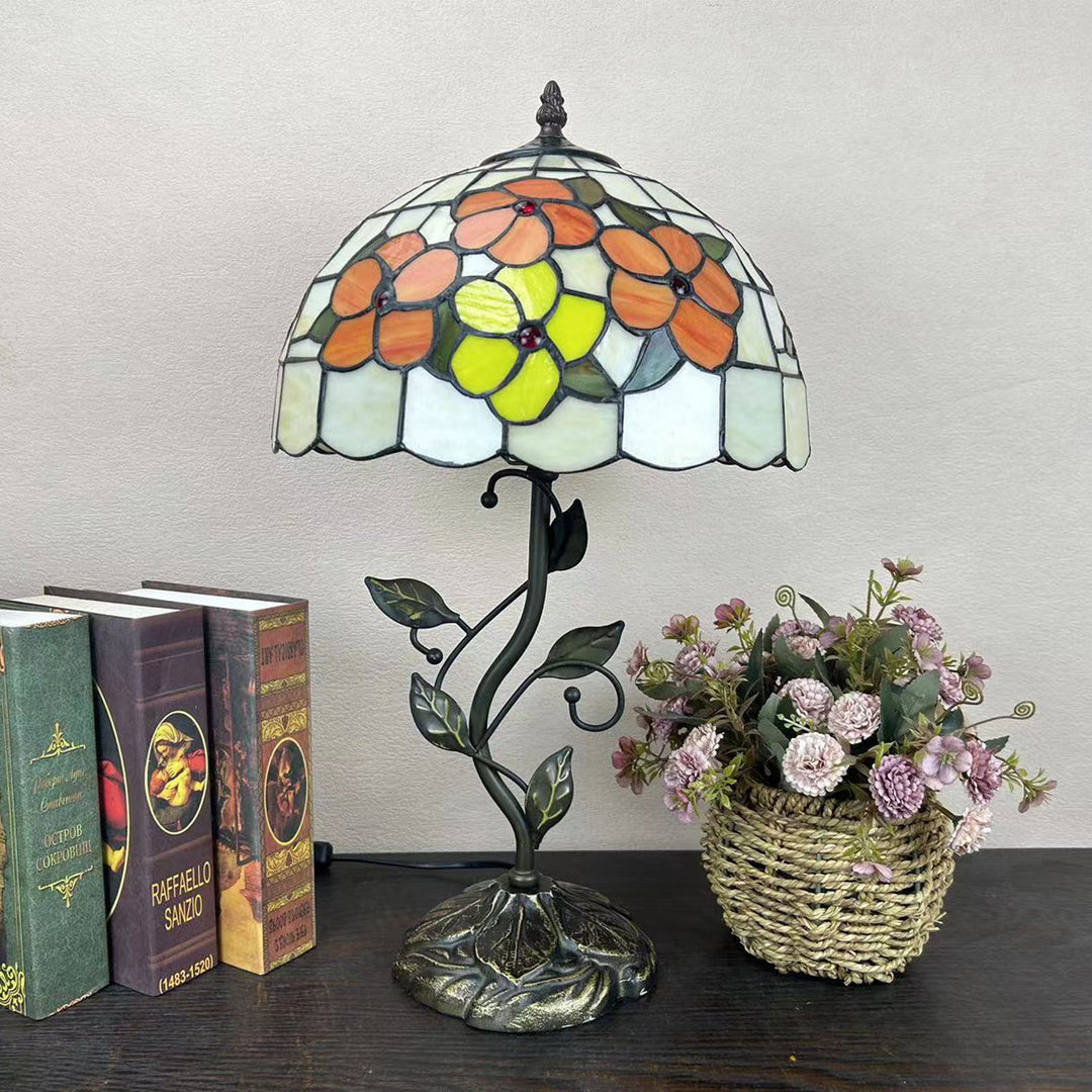 Lampe de table traditionnelle Tiffany en résine avec dôme conique et motif de fleurs et feuilles à 1 lumière pour chevet 