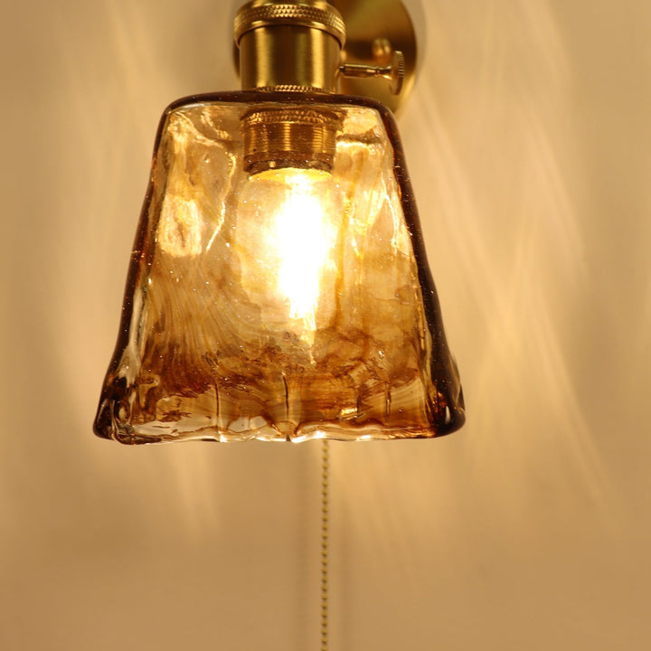 Applique murale 1 lumière en laiton vintage traditionnel avec abat-jour en verre ambré carré pour salon 
