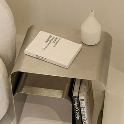 Table d'appoint moderne minimaliste en acier inoxydable incurvé avec étagères de rangement pour salon 