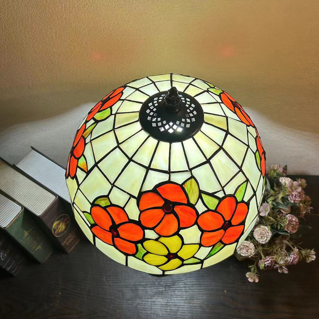 Lampe de table traditionnelle Tiffany en résine avec dôme conique et motif de fleurs et feuilles à 1 lumière pour chevet 