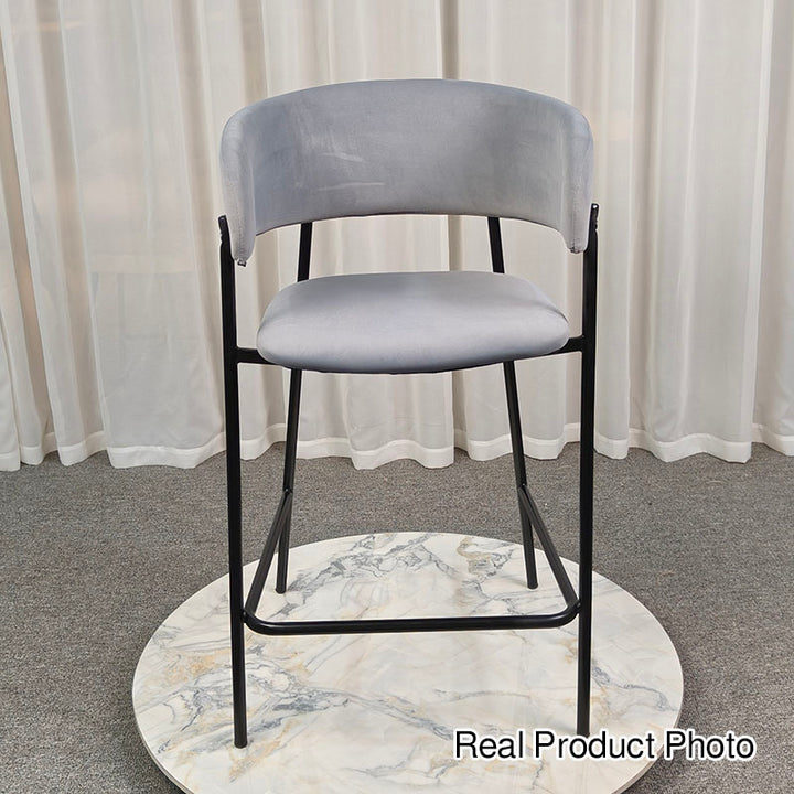 Tabouret de bar contemporain nordique incurvé en flanelle avec cadre en fer, dossier bas et repose-pieds pour salle à manger 