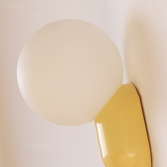 Macaron-Creme-Stil Harz-Glaskugel 1-Licht Wandleuchte 