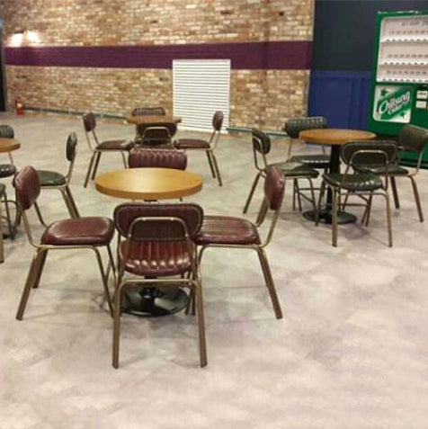 Chaise de salle à manger contemporaine en cuir industriel avec dossier et repose-pieds en fer carré à rayures elliptiques 