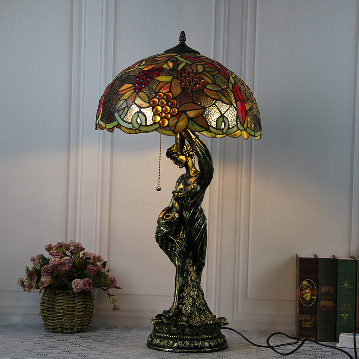 Lampe de table à 2 lumières avec base de femme jolie en forme de vache en diamant de raisin en dôme de verre en résine Tiffany traditionnel pour chevet 