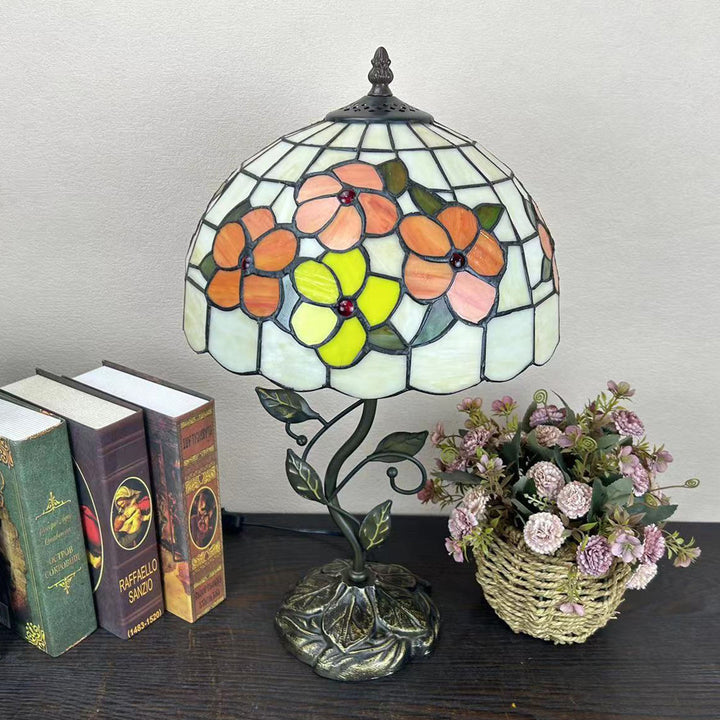 Lampe de table traditionnelle Tiffany en résine avec dôme conique et motif de fleurs et feuilles à 1 lumière pour chevet 
