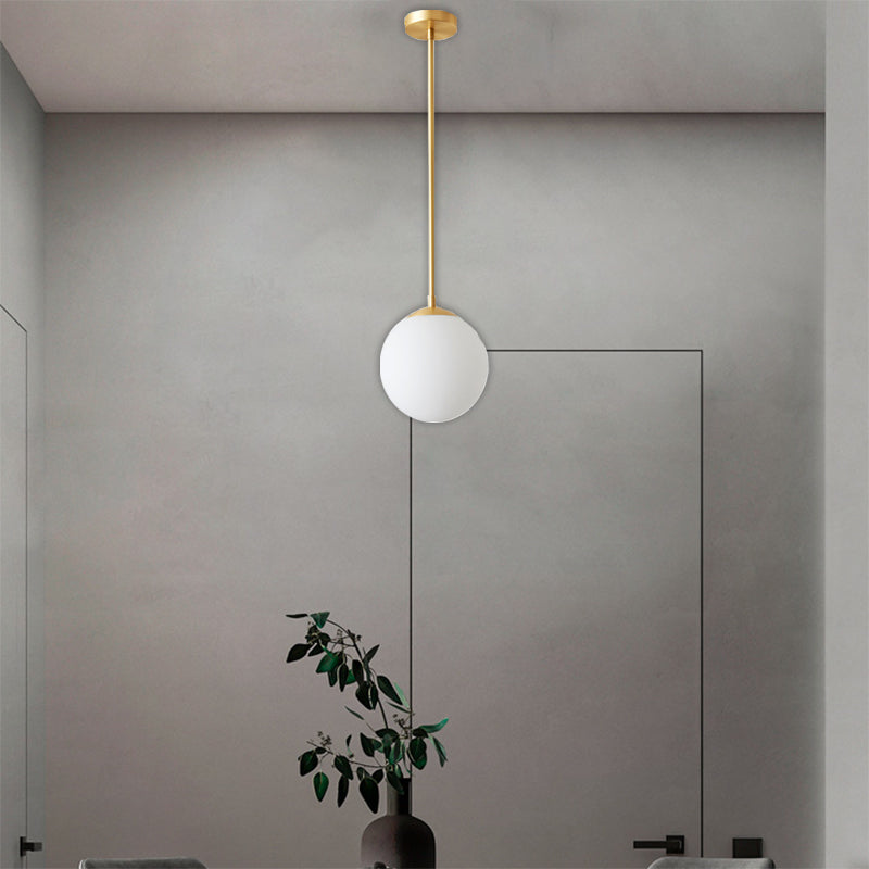 Eisen Nordic Persönlichkeit Goldene Gerade Stange Weißer Kugel Design 1-Licht Pendelleuchte 