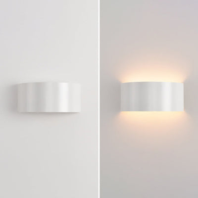 Moderne minimalistische halbrunde LED-Wandleuchte aus Eisen für Wohnzimmer 