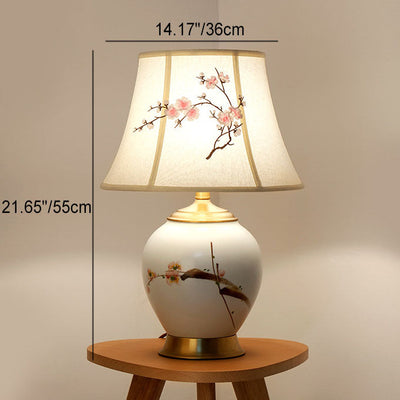 Lámpara de mesa de 1 luz con base de cerámica y pantalla de tela bordada con flor de ciruelo china tradicional para dormitorio 