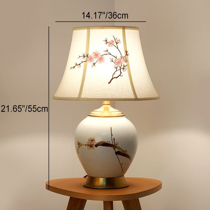 Lámpara de mesa de 1 luz con base de cerámica y pantalla de tela bordada con flor de ciruelo china tradicional para dormitorio 