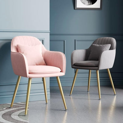 Chaise de salle à manger contemporaine scandinave en velours avec jambes en métal incurvées, dossier et accoudoirs 