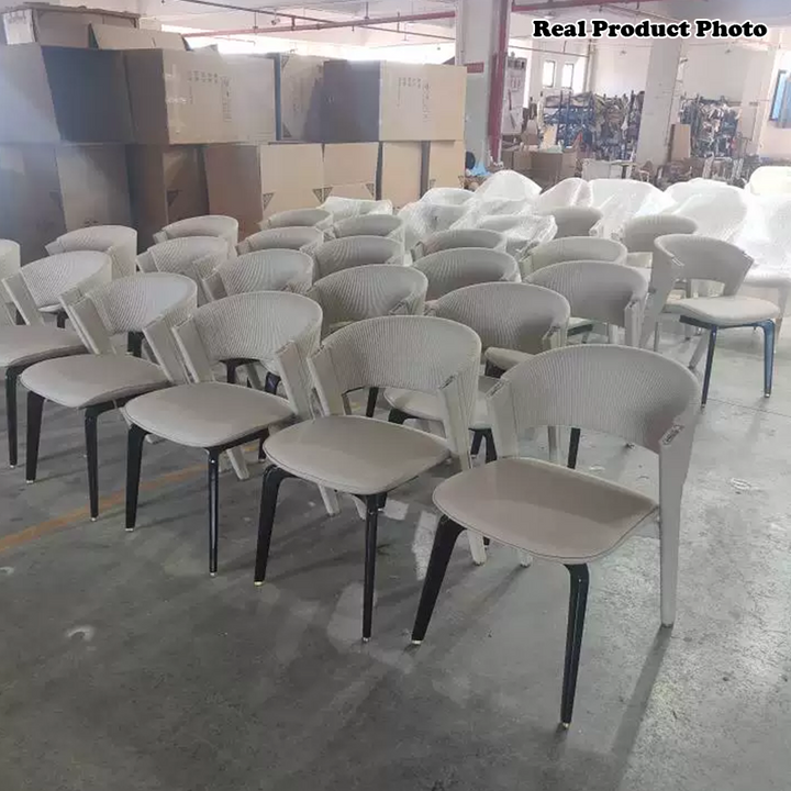 Chaise de salle à manger moderne en cuir microfibre carrée avec cadre en métal et dossier arqué pour salle à manger 