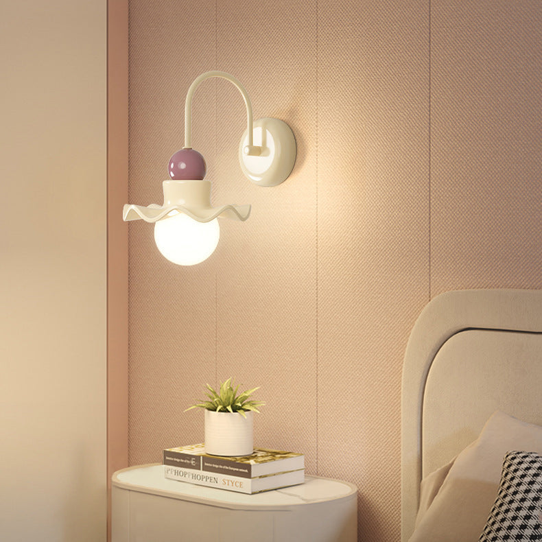 Aplique de pared de 1 luz con base de disco en forma de hoja de loto de bola redonda minimalista moderna de resina PE y hierro para dormitorio 