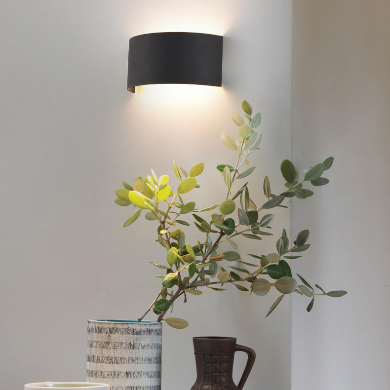 Moderne minimalistische halbrunde LED-Wandleuchte aus Eisen für Wohnzimmer 