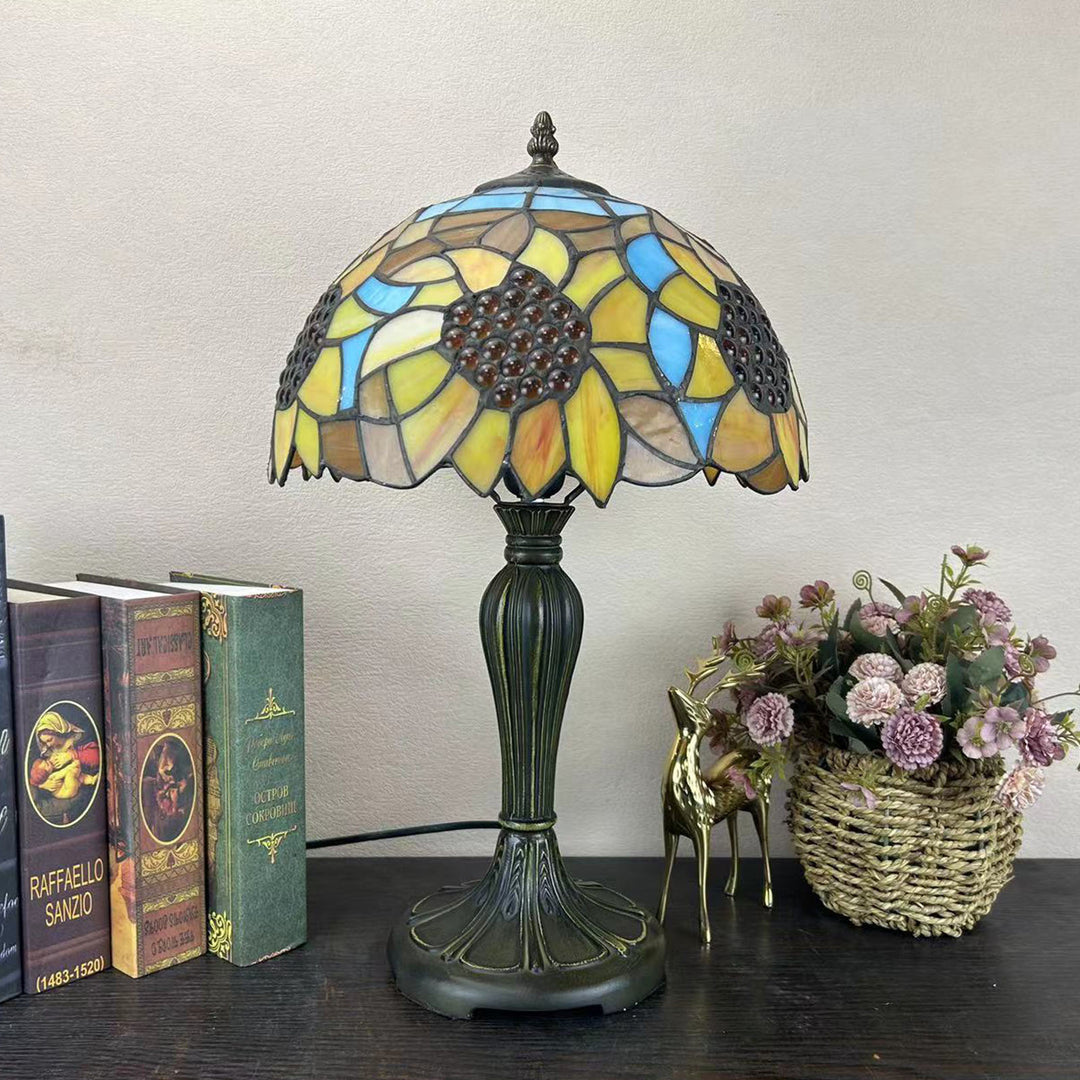 Lampe de table à 1 lumière avec dôme en verre métallique Tiffany traditionnel, motif raisin, fleur, libellule et papillon pour chevet 