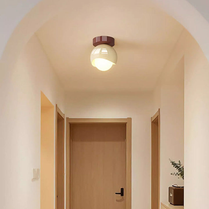 Plafonnier semi-encastré contemporain en fer crème français avec abat-jour sphérique en verre à 1 lumière pour couloir 