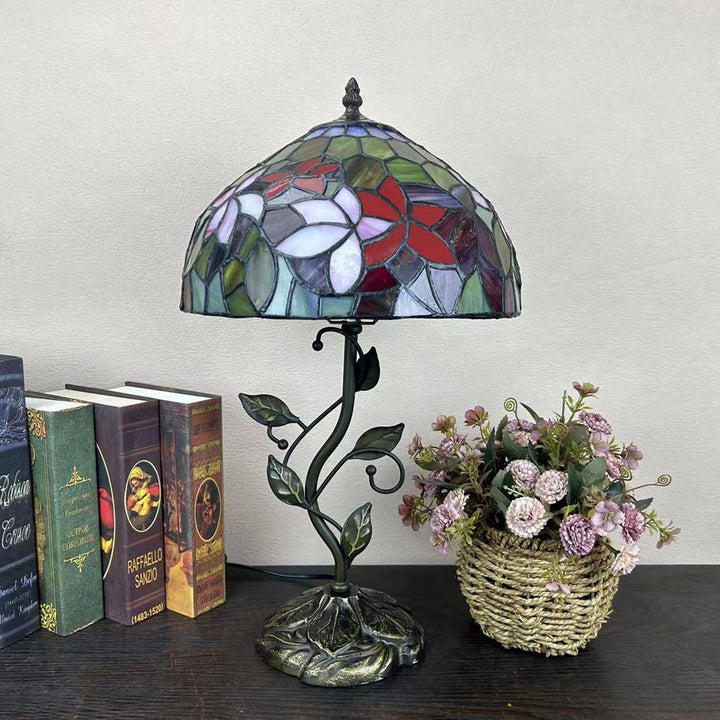 Lampe de table traditionnelle Tiffany en résine avec dôme conique et motif de fleurs et feuilles à 1 lumière pour chevet 