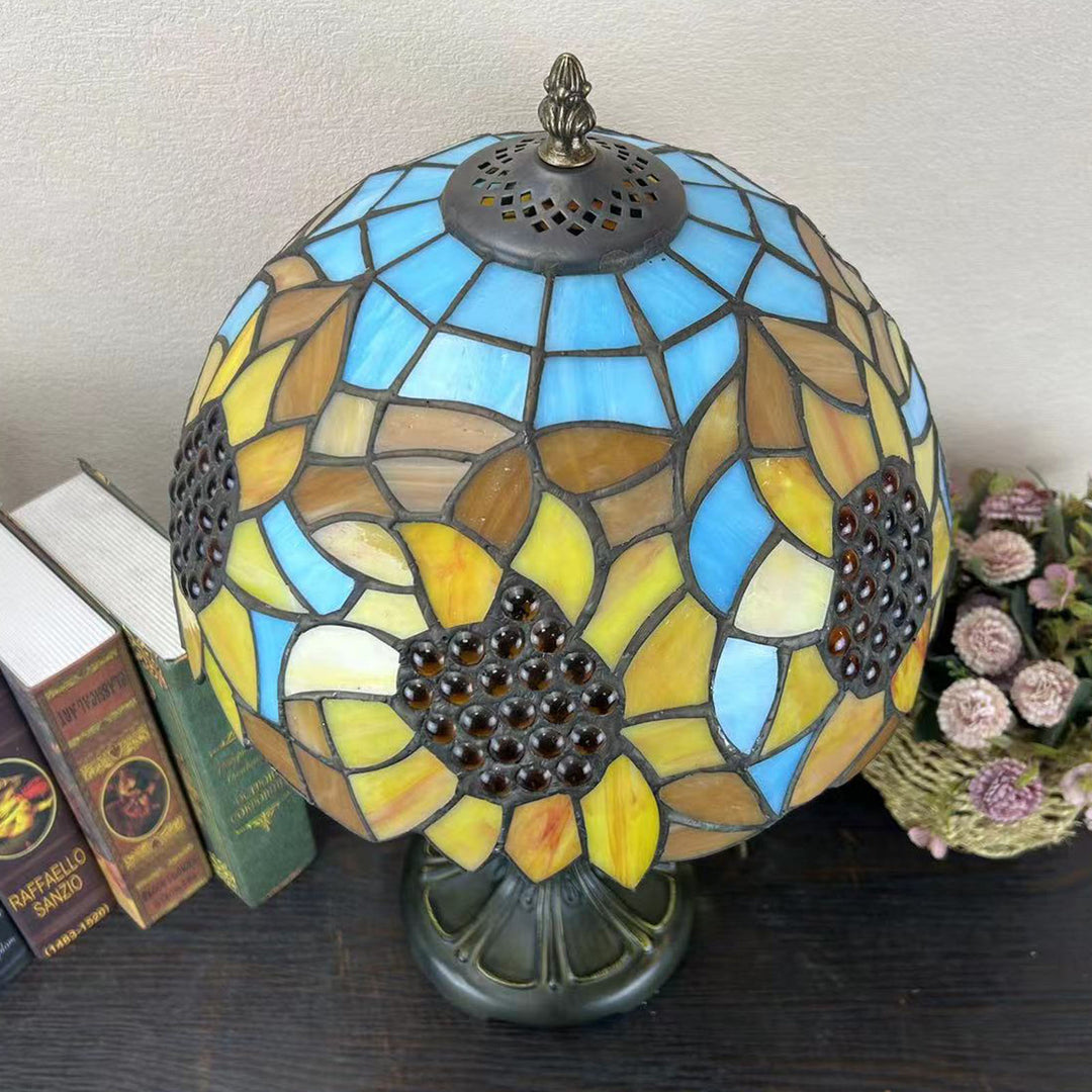 Lampe de table à 1 lumière avec dôme en verre métallique Tiffany traditionnel, motif raisin, fleur, libellule et papillon pour chevet 