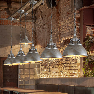 Zeitgenössische industrielle Retro-Pendelleuchte im Used-Look aus grauem Aluminium mit halbrundem Schirm und 1 Licht für Unterhaltungsräume 