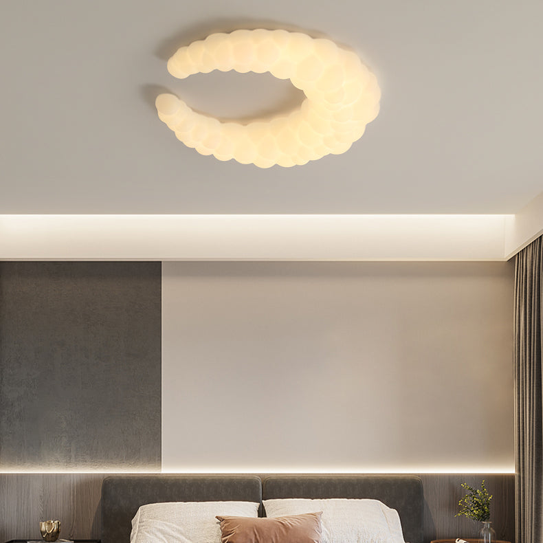 Moderne unbedeutende Deckenleuchte Crescent PE Iron LED Unterputz für Schlafzimmer 