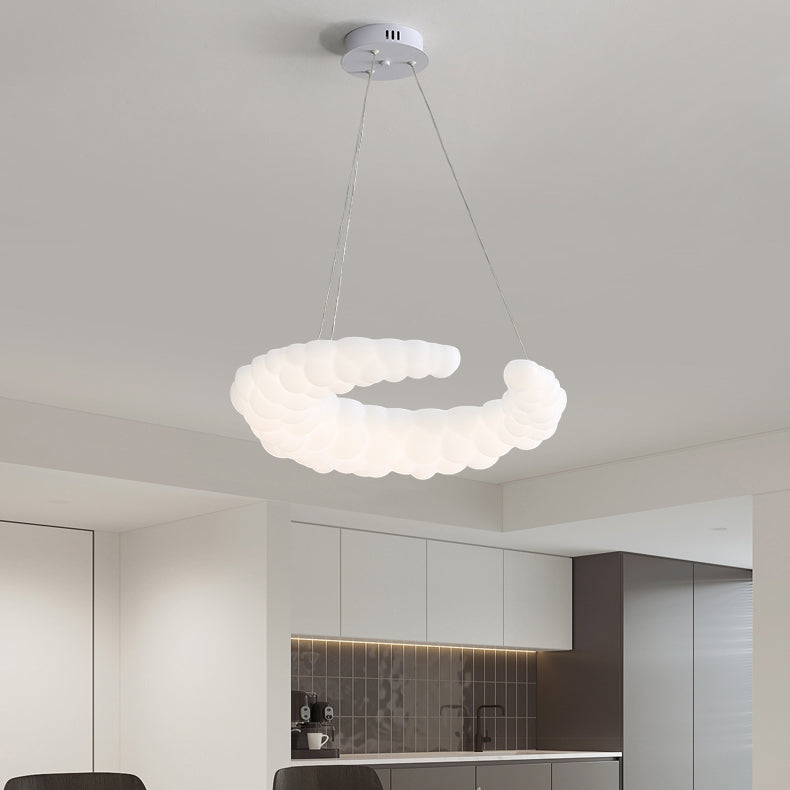 Moderner minimalistischer Crescent PE-Eisen-LED-Kronleuchter für Schlafzimmer 
