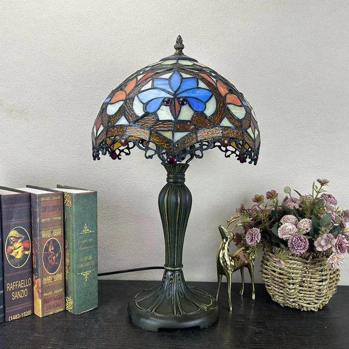 Lampe de table à 1 lumière avec dôme en verre métallique Tiffany traditionnel, motif raisin, fleur, libellule et papillon pour chevet 