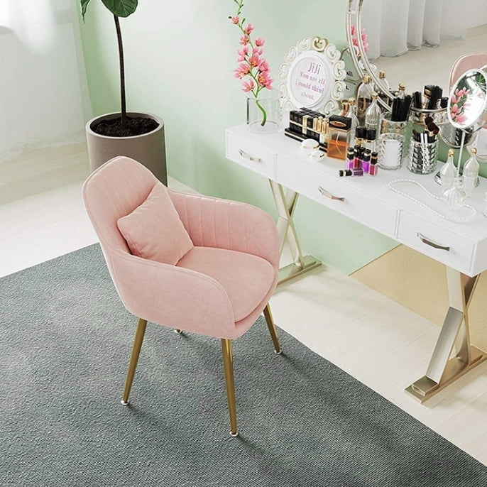 Chaise de salle à manger contemporaine scandinave en velours avec jambes en métal incurvées, dossier et accoudoirs 