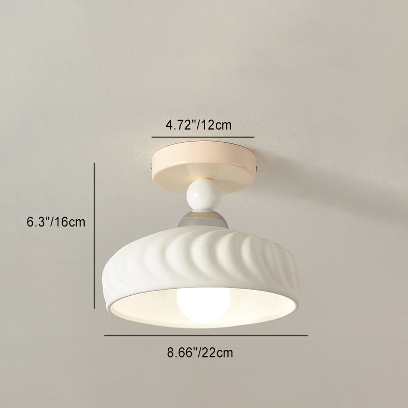 Zeitgenössische skandinavische cremefarbene Keramik-Deckenleuchte mit geometrischem rundem Schirm und 1 Licht, halbbündige Montage für Wohnzimmer 