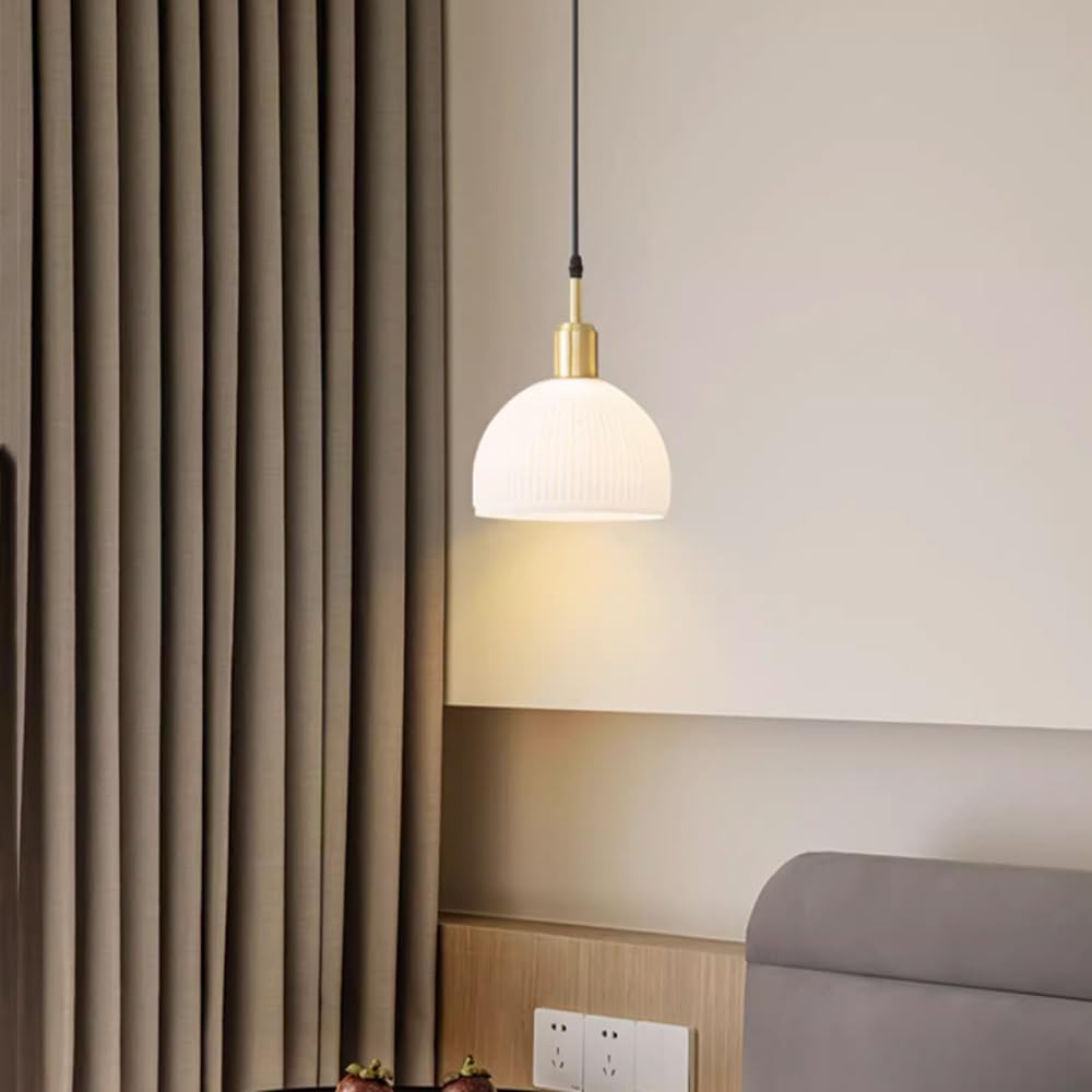 Luminaire suspendu à 1 lumière en verre nervuré rond avec cadre en laiton antique pour salle à manger 