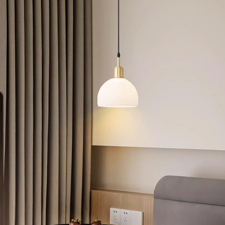 Luminaire suspendu à 1 lumière en verre nervuré rond avec cadre en laiton antique pour salle à manger 