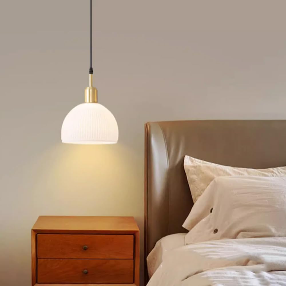 Luminaire suspendu à 1 lumière en verre nervuré rond avec cadre en laiton antique pour salle à manger 