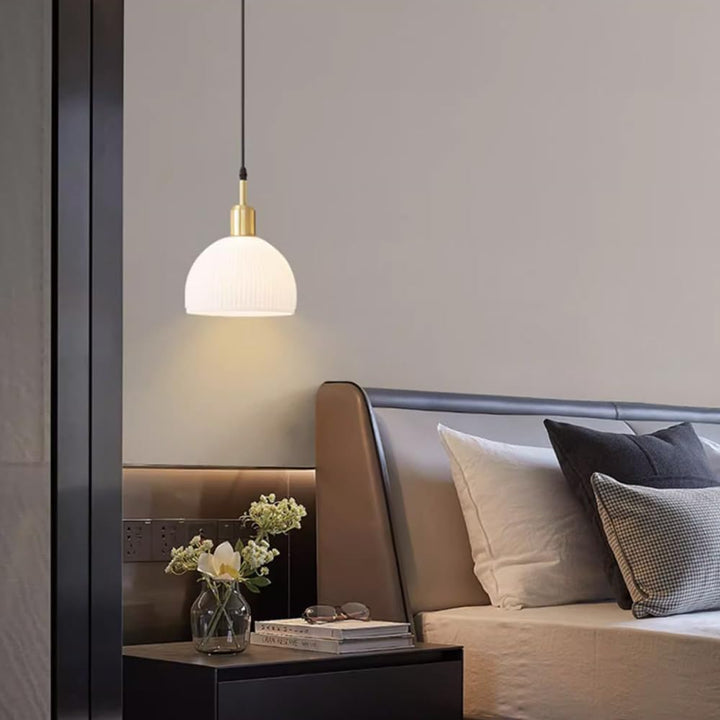 Luminaire suspendu à 1 lumière en verre nervuré rond avec cadre en laiton antique pour salle à manger 