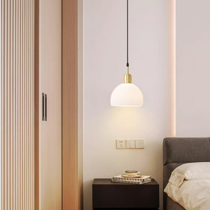 Luminaire suspendu à 1 lumière en verre nervuré rond avec cadre en laiton antique pour salle à manger 