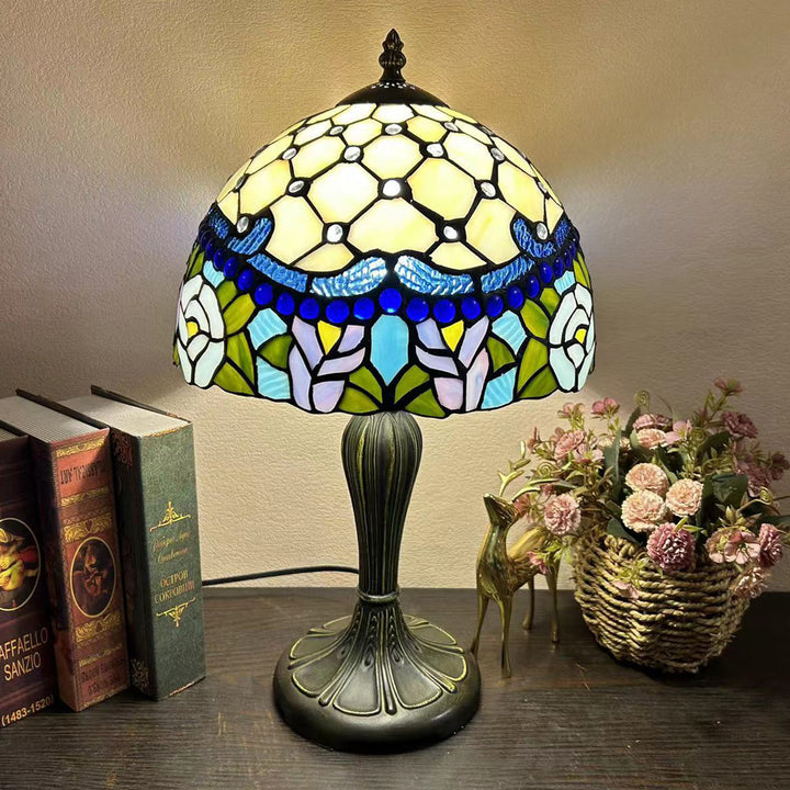 Lampe de table à 1 lumière avec dôme en verre métallique Tiffany traditionnel, motif raisin, fleur, libellule et papillon pour chevet 