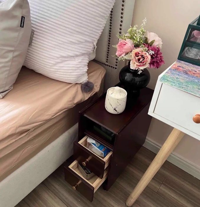 Simplicidad contemporánea mesita de noche rectangular de madera maciza ultra-estrecha, gabinete ahorrador de espacio con 2 cajones para dormitorio 