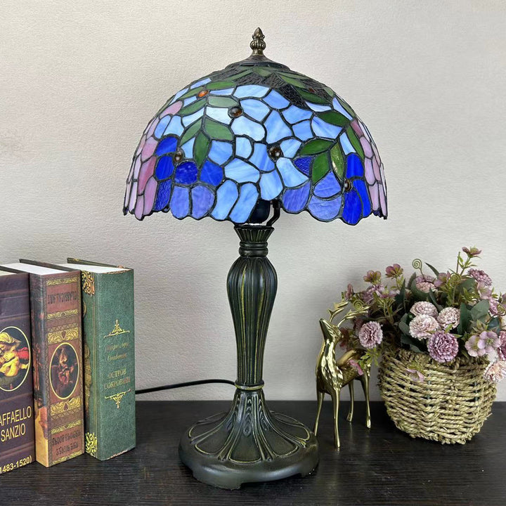 Lampe de table à 1 lumière avec dôme en verre métallique Tiffany traditionnel, motif raisin, fleur, libellule et papillon pour chevet 